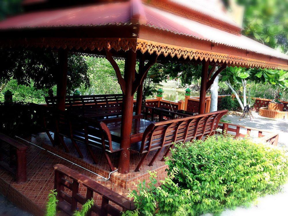Jaroenrat Resort 夜功府 外观 照片