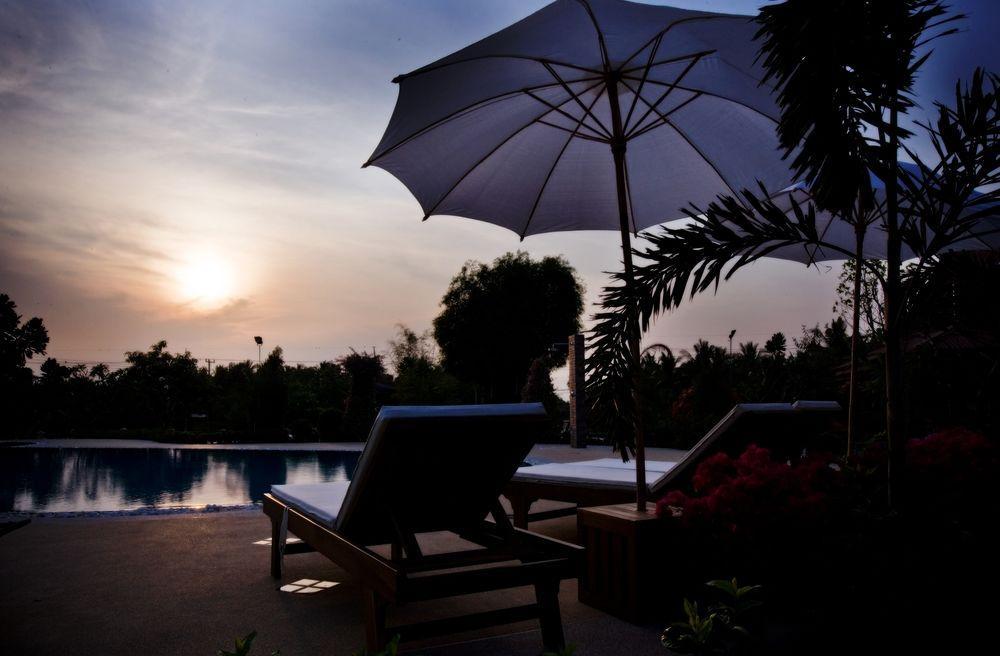Jaroenrat Resort 夜功府 外观 照片
