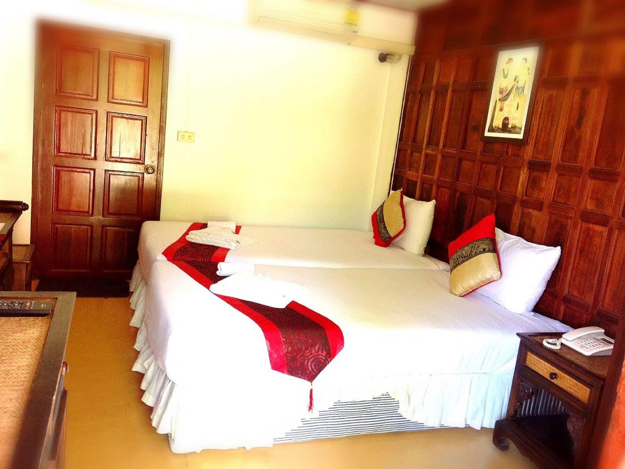 Jaroenrat Resort 夜功府 外观 照片
