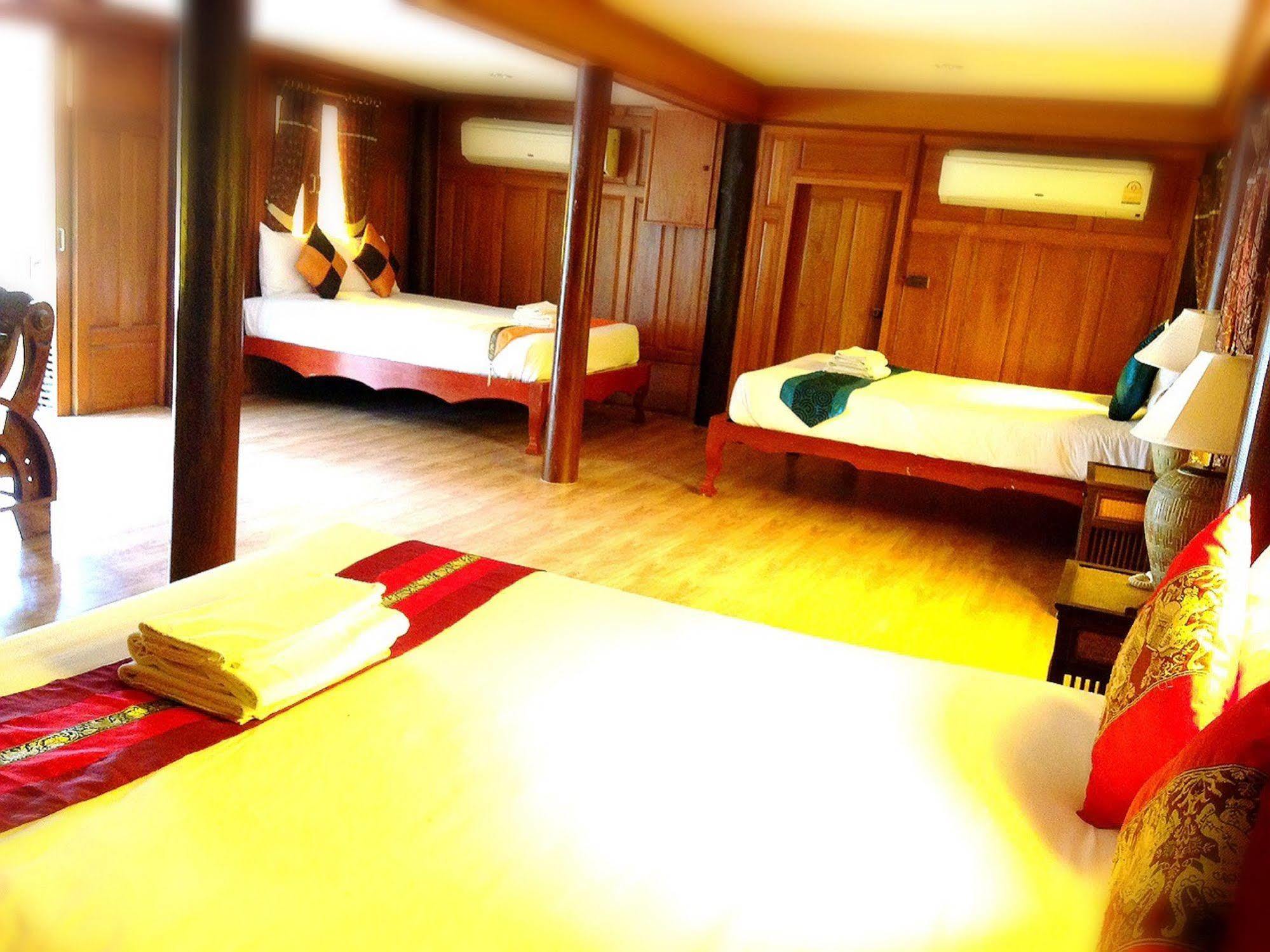 Jaroenrat Resort 夜功府 外观 照片