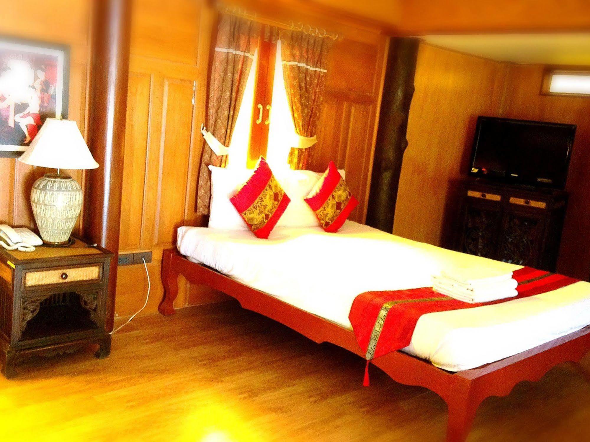 Jaroenrat Resort 夜功府 外观 照片