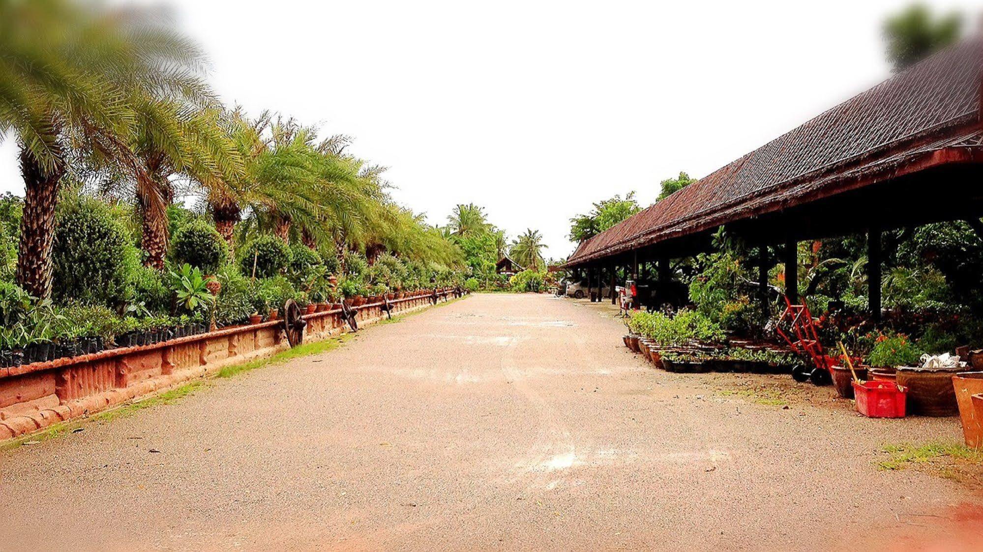 Jaroenrat Resort 夜功府 外观 照片
