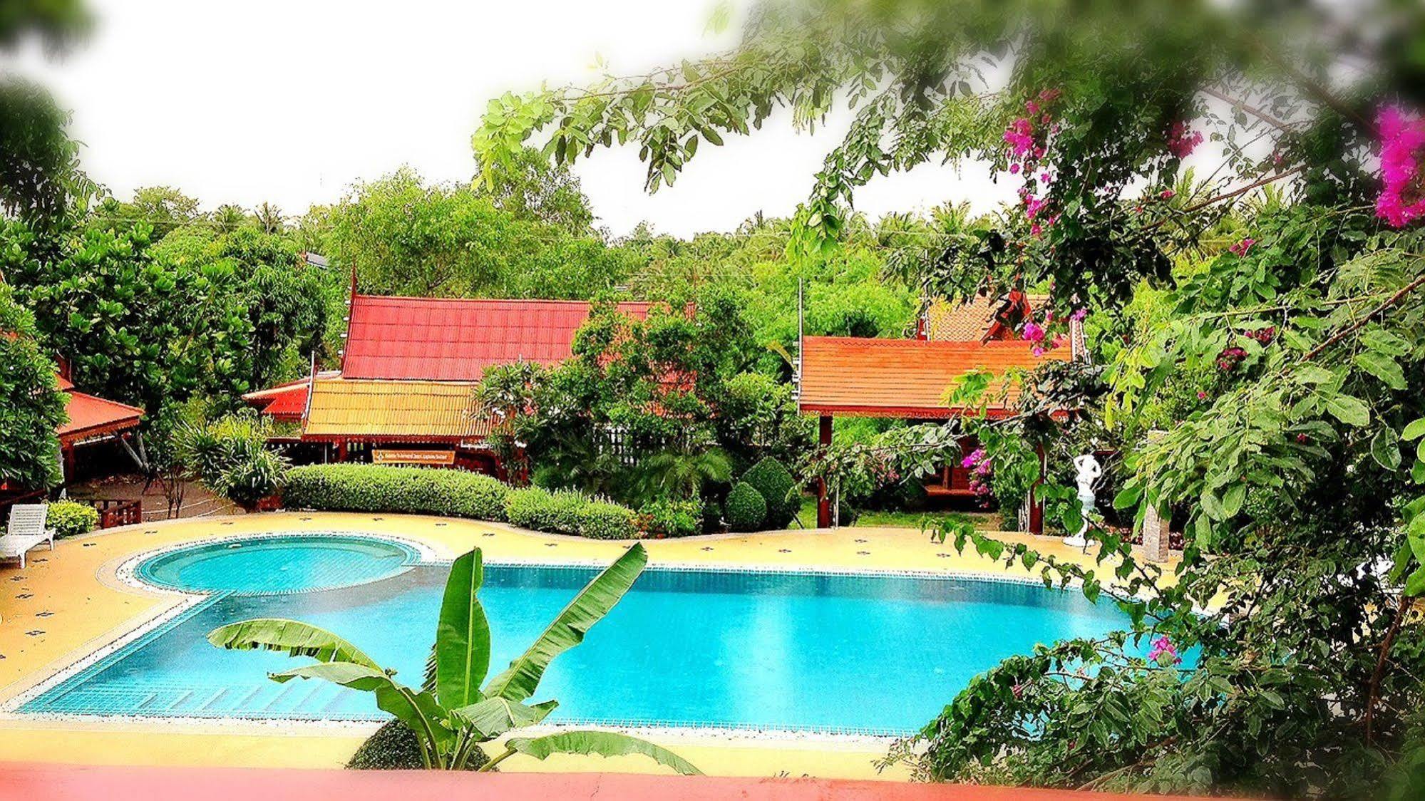 Jaroenrat Resort 夜功府 外观 照片