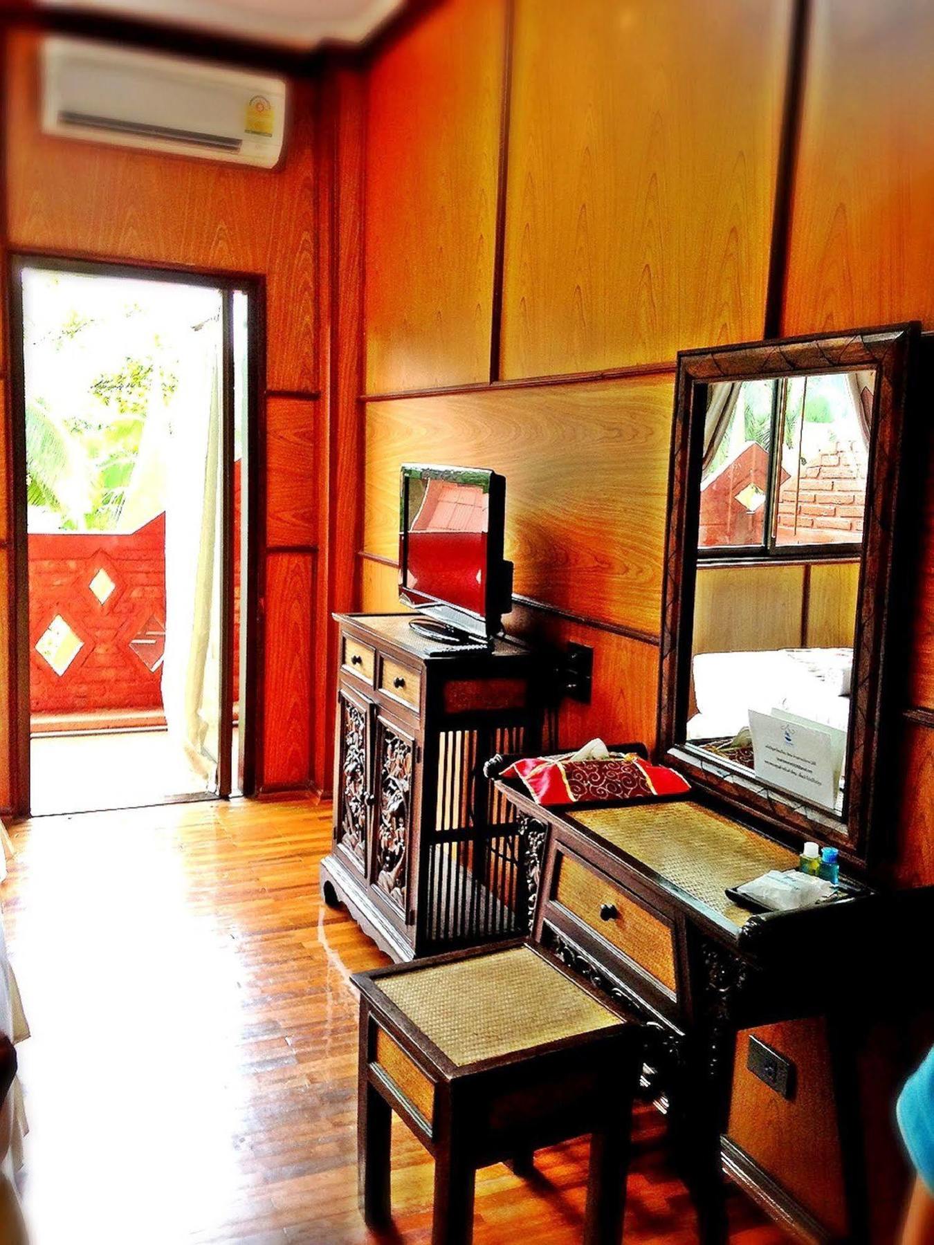 Jaroenrat Resort 夜功府 外观 照片