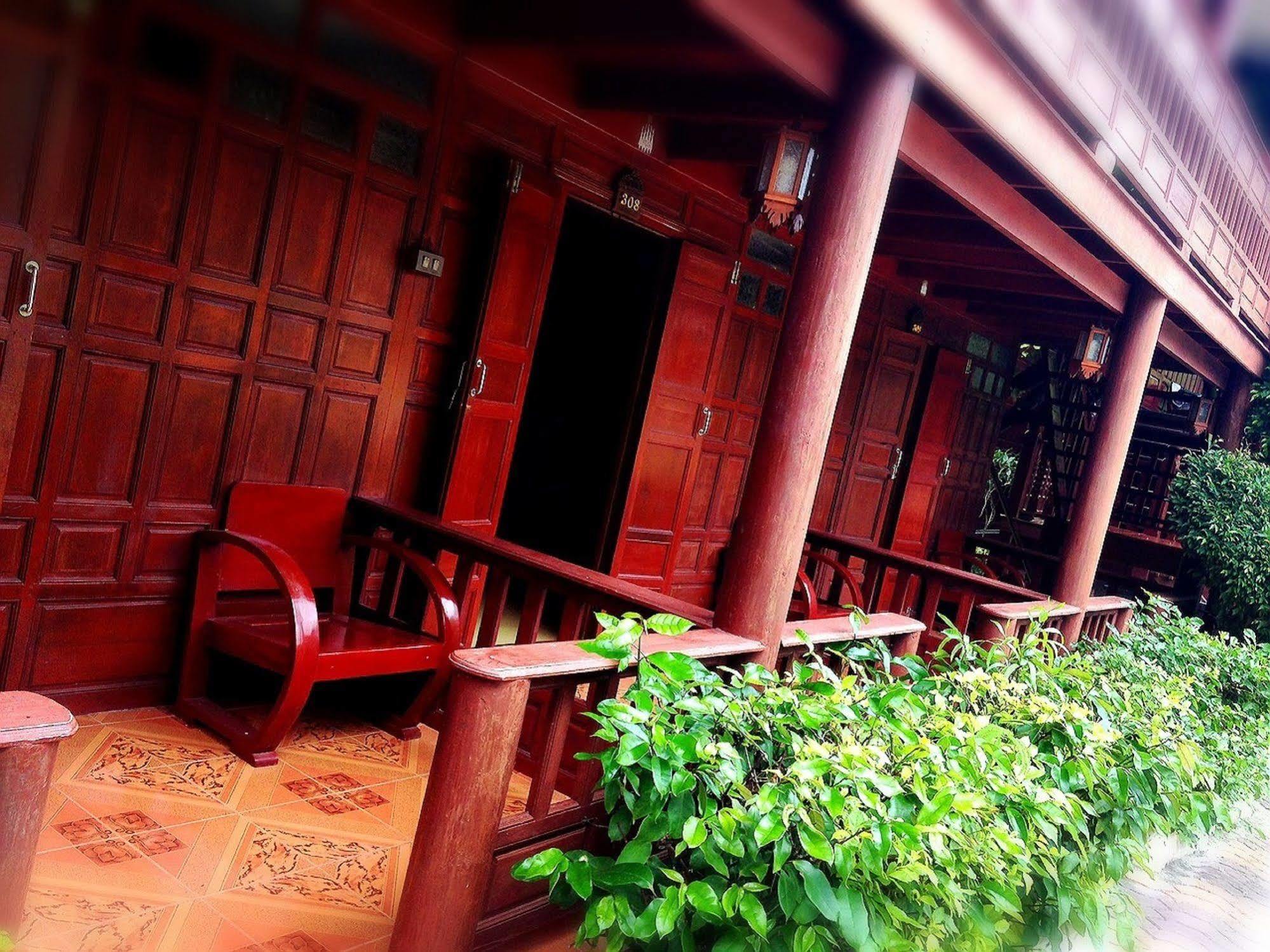 Jaroenrat Resort 夜功府 外观 照片
